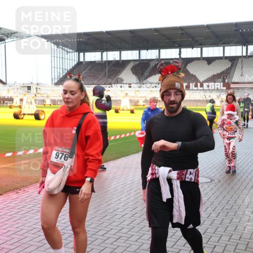 07.12.2025 - St. Pauli X-Mass-Run No. 15 Luisa Fischer http://msf.ph/oto/9386965 07.12.2025 11:43:11 Ziel 976, 3425, 158, 172, 320, 323, 652, 976, 1288, 1975, 2230, 3425, 3435, 3576, 3579, 3663, 3672, 3953, 3964, 3965, 4600, 4606, 4614 meine-sportfotos.de
