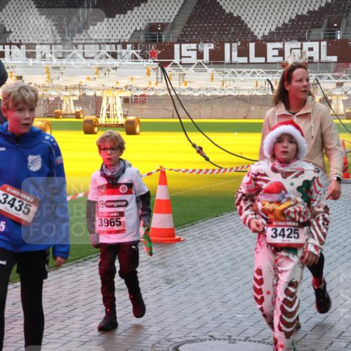 07.12.2025 - St. Pauli X-Mass-Run No. 15 Luisa Fischer http://msf.ph/oto/9386967 07.12.2025 11:43:12 Ziel 3435, 3965, 5, 3425, 357, 3576, 158, 172, 320, 323, 652, 976, 1288, 1975, 2230, 3425, 3435, 3576, 3579, 3663, 3672, 3953, 3964, 3965, 4600, 4606, 4614 meine-sportfotos.de
