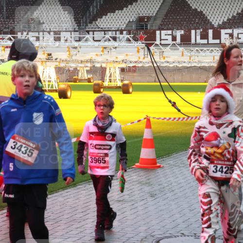 07.12.2025 - St. Pauli X-Mass-Run No. 15 Luisa Fischer http://msf.ph/oto/9386968 07.12.2025 11:43:13 Ziel 3435, 3965, 5, 3425, 3579, 158, 172, 320, 323, 652, 976, 1288, 1975, 2230, 3425, 3435, 3576, 3579, 3663, 3672, 3953, 3964, 3965, 4600, 4606 meine-sportfotos.de