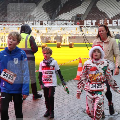07.12.2025 - St. Pauli X-Mass-Run No. 15 Luisa Fischer http://msf.ph/oto/9386970 07.12.2025 11:43:13 Ziel 15, 3435, 15, 3965, 5, 15, 3425, 3579, 158, 172, 320, 323, 652, 976, 1288, 1975, 2230, 3425, 3435, 3576, 3579, 3663, 3672, 3953, 3964, 3965, 4600, 4606 meine-sportfotos.de