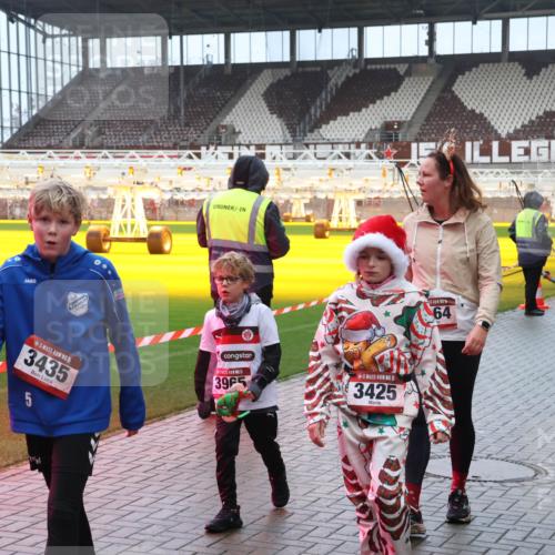07.12.2025 - St. Pauli X-Mass-Run No. 15 Luisa Fischer http://msf.ph/oto/9386973 07.12.2025 11:43:14 Ziel 1874, 15, 3435, 15, 3965, 15, 3425, 64, 354, 3576, 158, 172, 320, 323, 652, 976, 1288, 1975, 2230, 3425, 3435, 3576, 3579, 3663, 3672, 3953, 3964, 3965, 4600, 4606 meine-sportfotos.de