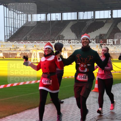 07.12.2025 - St. Pauli X-Mass-Run No. 15 Luisa Fischer http://msf.ph/oto/9386985 07.12.2025 10:21:45 Ziel 7894, 3849, 3848, 4117, 354, 3384, 149, 270, 1326, 1386, 1407, 1898, 1900, 2173, 2565, 2799, 2927, 2997, 3062, 3091, 3384, 3540, 3541, 3848, 3849, 3984, 3988, 4117, 4158, 4169, 4170, 4338 meine-sportfotos.de