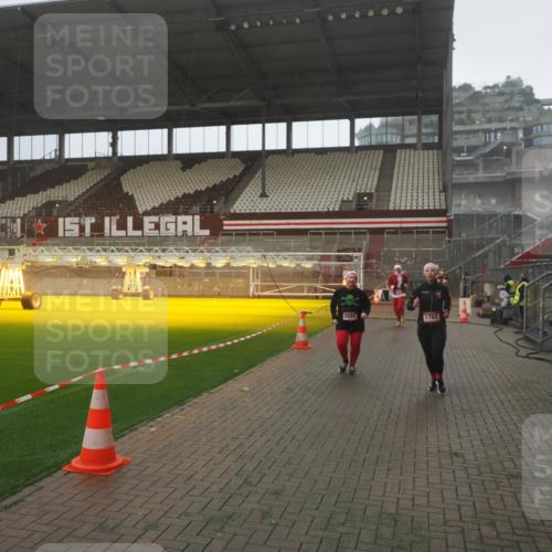 07.12.2025 - St. Pauli X-Mass-Run No. 15 Fabian Wolf http://msf.ph/oto/9386999 07.12.2025 10:17:02 Ziel 1620, 1762, 1989, 1997, 2694, 3229, 3633, 3987, 4356, 4359, 4769 meine-sportfotos.de