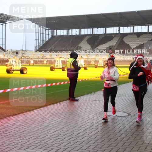 07.12.2025 - St. Pauli X-Mass-Run No. 15 Luisa Fischer http://msf.ph/oto/9387013 07.12.2025 10:21:51 Ziel 149, 270, 4169, 2927, 149, 270, 1326, 1386, 1407, 1898, 1900, 2173, 2565, 2927, 2997, 3062, 3091, 3384, 3540, 3541, 3848, 3849, 3984, 3988, 4117, 4158, 4169, 4170, 4338 meine-sportfotos.de
