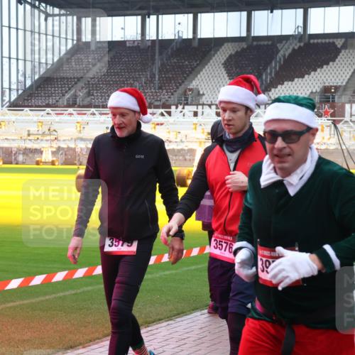 07.12.2025 - St. Pauli X-Mass-Run No. 15 Luisa Fischer http://msf.ph/oto/9387016 07.12.2025 11:43:24 Ziel 3579, 3576, 39, 1, 158, 172, 320, 323, 652, 976, 1975, 2230, 2669, 3425, 3435, 3576, 3579, 3621, 3622, 3623, 3625, 3663, 3672, 3676, 3827, 3953, 3964, 3965, 4604, 4817, 4828, 4842, 5001, 5002 meine-sportfotos.de