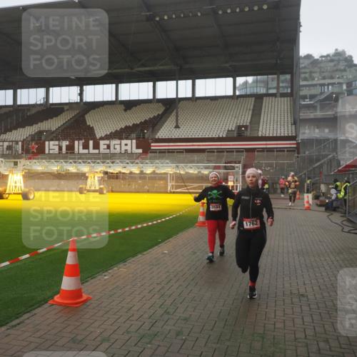07.12.2025 - St. Pauli X-Mass-Run No. 15 Fabian Wolf http://msf.ph/oto/9387018 07.12.2025 10:17:03 Ziel 1620, 1762, 1989, 1997, 2694, 3229, 3987, 4356, 4359, 4769 meine-sportfotos.de