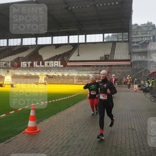 07.12.2025 - St. Pauli X-Mass-Run No. 15 Fabian Wolf http://msf.ph/oto/9387022 07.12.2025 10:17:03 Ziel 1620, 1762, 1989, 1997, 2694, 3229, 3987, 4356, 4359, 4769 meine-sportfotos.de