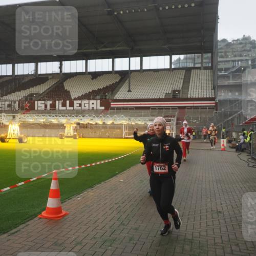 07.12.2025 - St. Pauli X-Mass-Run No. 15 Fabian Wolf http://msf.ph/oto/9387026 07.12.2025 10:17:04 Ziel 1620, 1762, 1989, 1997, 2694, 3229, 3987, 4356, 4359 meine-sportfotos.de