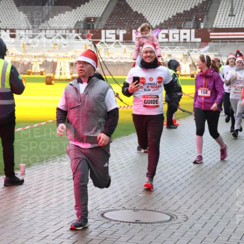 07.12.2025 - St. Pauli X-Mass-Run No. 15 Luisa Fischer http://msf.ph/oto/9387037 07.12.2025 11:43:40 Ziel 4817, 158, 2669, 1, 364, 652, 1713, 1975, 2206, 2208, 2230, 2669, 3423, 3434, 3576, 3579, 3621, 3622, 3623, 3625, 3654, 3663, 3672, 3676, 3827, 3917, 3953, 4604, 4817, 4828, 4842, 5001, 5002 meine-sportfotos.de