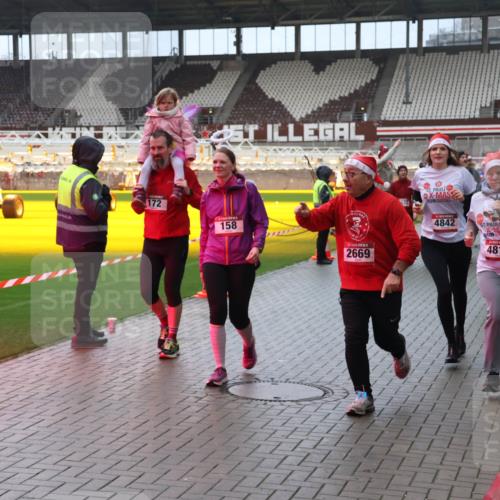 07.12.2025 - St. Pauli X-Mass-Run No. 15 Luisa Fischer http://msf.ph/oto/9387056 07.12.2025 11:43:43 Ziel 172, 158, 2669, 4842, 1975, 4817, 1, 364, 652, 1713, 1975, 2206, 2208, 2230, 2669, 3423, 3434, 3576, 3579, 3621, 3622, 3623, 3625, 3654, 3663, 3672, 3676, 3827, 3917, 3953, 4604, 4817, 4828, 4842, 5001, 5002 meine-sportfotos.de