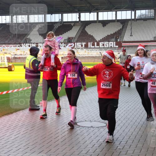 07.12.2025 - St. Pauli X-Mass-Run No. 15 Luisa Fischer http://msf.ph/oto/9387057 07.12.2025 11:43:43 Ziel 172, 158, 2669, 3621, 362, 4817, 1975, 1, 364, 652, 1713, 1975, 2206, 2208, 2230, 2669, 3423, 3434, 3576, 3579, 3621, 3622, 3623, 3625, 3654, 3663, 3672, 3676, 3827, 3917, 3953, 4604, 4817, 4828, 4842, 5001, 5002 meine-sportfotos.de