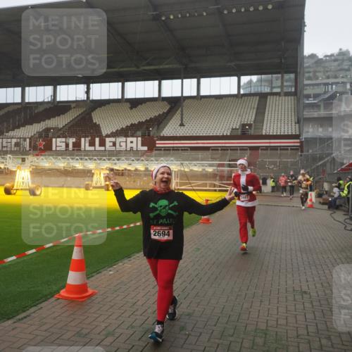07.12.2025 - St. Pauli X-Mass-Run No. 15 Fabian Wolf http://msf.ph/oto/9387058 07.12.2025 10:17:05 Ziel 1620, 1762, 1989, 1997, 2694, 3229, 3987 meine-sportfotos.de