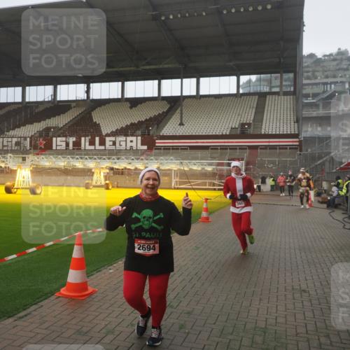 07.12.2025 - St. Pauli X-Mass-Run No. 15 Fabian Wolf http://msf.ph/oto/9387062 07.12.2025 10:17:05 Ziel 1620, 1762, 1989, 1997, 2694, 3229, 3987 meine-sportfotos.de