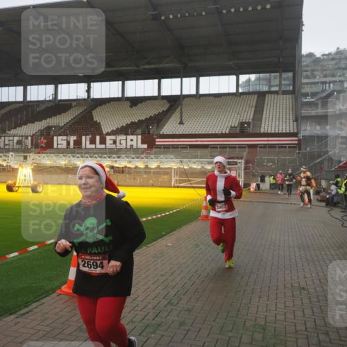 07.12.2025 - St. Pauli X-Mass-Run No. 15 Fabian Wolf http://msf.ph/oto/9387072 07.12.2025 10:17:06 Ziel 1620, 1762, 1989, 1997, 2694, 3229, 3522, 3987 meine-sportfotos.de