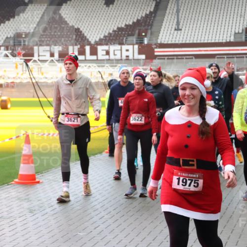 07.12.2025 - St. Pauli X-Mass-Run No. 15 Luisa Fischer http://msf.ph/oto/9387075 07.12.2025 11:43:48 Ziel 1, 3622, 3621, 15, 1975, 3625, 1, 364, 652, 1713, 2206, 2208, 2230, 2669, 3423, 3434, 3621, 3622, 3623, 3625, 3654, 3663, 3676, 3827, 3917, 4603, 4604, 4817, 4828, 4842, 5001, 5002 meine-sportfotos.de