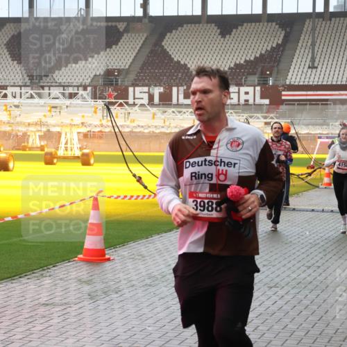 07.12.2025 - St. Pauli X-Mass-Run No. 15 Luisa Fischer http://msf.ph/oto/9387077 07.12.2025 10:21:56 Ziel 4158, 15, 3988, 149, 270, 1326, 1386, 1407, 1898, 1900, 2173, 2565, 2927, 2997, 3062, 3091, 3384, 3540, 3541, 3848, 3849, 3984, 3988, 4117, 4158, 4169, 4170, 4338 meine-sportfotos.de