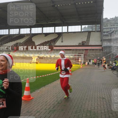 07.12.2025 - St. Pauli X-Mass-Run No. 15 Fabian Wolf http://msf.ph/oto/9387080 07.12.2025 10:17:06 Ziel 1620, 1762, 1989, 1997, 2694, 3229, 3522, 3987 meine-sportfotos.de