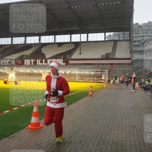 07.12.2025 - St. Pauli X-Mass-Run No. 15 Fabian Wolf http://msf.ph/oto/9387088 07.12.2025 10:17:07 Ziel 1620, 1762, 2694, 3229, 3522, 3874, 3987 meine-sportfotos.de