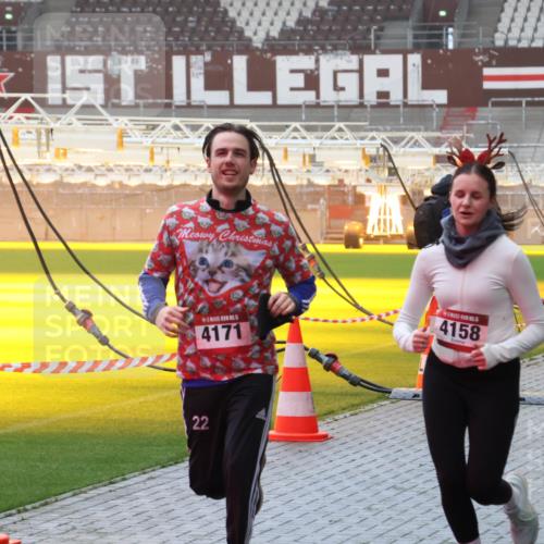 07.12.2025 - St. Pauli X-Mass-Run No. 15 Luisa Fischer http://msf.ph/oto/9387090 07.12.2025 10:21:58 Ziel 4171, 22, 4158, 3062, 149, 270, 1326, 1386, 1407, 1898, 1900, 2173, 2565, 2927, 2944, 2997, 3062, 3091, 3384, 3540, 3541, 3848, 3849, 3984, 3988, 4117, 4158, 4169, 4170, 4338 meine-sportfotos.de
