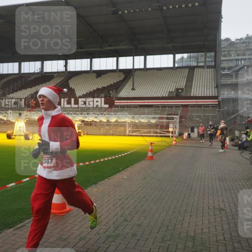 07.12.2025 - St. Pauli X-Mass-Run No. 15 Fabian Wolf http://msf.ph/oto/9387091 07.12.2025 10:17:07 Ziel 1620, 1762, 2694, 3229, 3522, 3874, 3987 meine-sportfotos.de