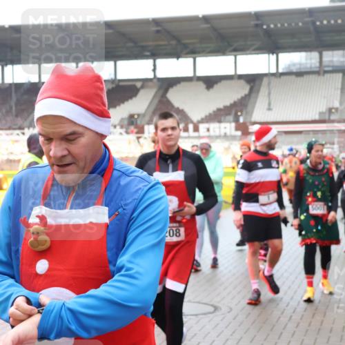 07.12.2025 - St. Pauli X-Mass-Run No. 15 Luisa Fischer http://msf.ph/oto/9387129 07.12.2025 11:43:56 Ziel 08, 5001, 2230, 1, 71, 364, 1713, 2084, 2206, 2208, 2230, 2586, 2600, 2669, 2971, 3403, 3404, 3423, 3434, 3447, 3465, 3466, 3467, 3621, 3622, 3623, 3625, 3654, 3676, 3769, 3827, 3917, 4603, 4604, 4817, 4828, 4842, 5001, 5002 meine-sportfotos.de