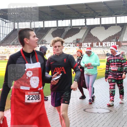 07.12.2025 - St. Pauli X-Mass-Run No. 15 Luisa Fischer http://msf.ph/oto/9387134 07.12.2025 11:43:58 Ziel 2208, 5434, 3423, 323, 73, 1, 71, 364, 1713, 2084, 2116, 2206, 2208, 2230, 2586, 2600, 2669, 2971, 3403, 3404, 3423, 3434, 3447, 3453, 3465, 3466, 3467, 3621, 3622, 3623, 3625, 3654, 3676, 3769, 3827, 3917, 4603, 4604, 4817, 4828, 4842, 5001, 5002 meine-sportfotos.de