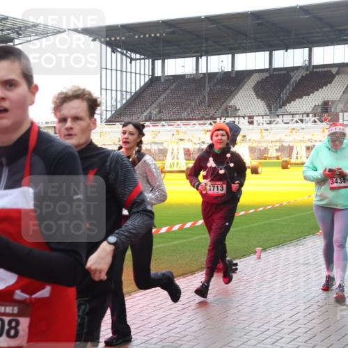 07.12.2025 - St. Pauli X-Mass-Run No. 15 Luisa Fischer http://msf.ph/oto/9387138 07.12.2025 11:43:59 Ziel 2208, 1713, 3434, 1, 71, 364, 1713, 1949, 2084, 2116, 2206, 2208, 2230, 2586, 2600, 2669, 2971, 3403, 3404, 3423, 3434, 3447, 3453, 3465, 3466, 3467, 3621, 3622, 3623, 3625, 3654, 3676, 3769, 3827, 3917, 4603, 4604, 4817, 4828, 4842, 5001, 5002 meine-sportfotos.de
