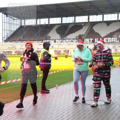 07.12.2025 - St. Pauli X-Mass-Run No. 15 Luisa Fischer http://msf.ph/oto/9387139 07.12.2025 11:43:59 Ziel 3434, 2230, 1, 71, 364, 1713, 1949, 2084, 2116, 2206, 2208, 2230, 2586, 2600, 2669, 2971, 3403, 3404, 3423, 3434, 3447, 3453, 3465, 3466, 3467, 3621, 3622, 3623, 3625, 3654, 3676, 3769, 3827, 3917, 4603, 4604, 4817, 4828, 4842, 5001, 5002 meine-sportfotos.de