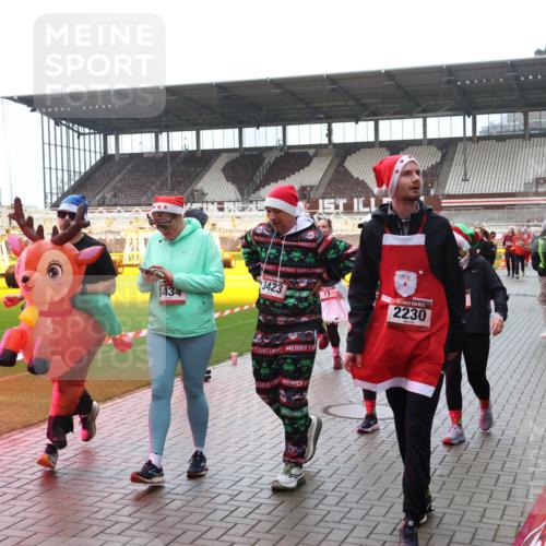 07.12.2025 - St. Pauli X-Mass-Run No. 15 Luisa Fischer http://msf.ph/oto/9387151 07.12.2025 11:44:01 Ziel 3423, 3434, 71, 2230, 1, 71, 364, 1713, 1949, 1950, 2084, 2116, 2206, 2208, 2586, 2600, 2669, 2971, 3403, 3404, 3423, 3434, 3447, 3453, 3465, 3466, 3467, 3621, 3622, 3623, 3625, 3654, 3676, 3733, 3735, 3769, 3827, 3882, 3884, 3917, 4603, 4604, 4817, 4828, 4842, 5001, 5002 meine-sportfotos.de