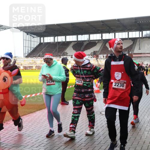 07.12.2025 - St. Pauli X-Mass-Run No. 15 Luisa Fischer http://msf.ph/oto/9387153 07.12.2025 11:44:02 Ziel 3434, 3423, 15, 2230, 1, 71, 364, 1713, 1949, 1950, 2084, 2116, 2206, 2208, 2441, 2586, 2600, 2669, 2971, 3403, 3404, 3423, 3434, 3447, 3453, 3465, 3466, 3467, 3621, 3622, 3623, 3625, 3654, 3676, 3733, 3735, 3769, 3827, 3882, 3884, 3917, 4603, 4604, 4817, 4828, 4842, 5001, 5002 meine-sportfotos.de