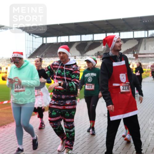 07.12.2025 - St. Pauli X-Mass-Run No. 15 Luisa Fischer http://msf.ph/oto/9387158 07.12.2025 11:44:03 Ziel 3434, 323, 2230, 1, 71, 364, 1713, 1949, 1950, 2084, 2116, 2206, 2208, 2441, 2586, 2600, 2669, 2971, 3403, 3404, 3423, 3434, 3447, 3453, 3465, 3466, 3467, 3621, 3622, 3623, 3625, 3654, 3676, 3733, 3735, 3769, 3827, 3882, 3884, 3917, 4603, 4604, 4817, 4828, 4842, 5001, 5002 meine-sportfotos.de