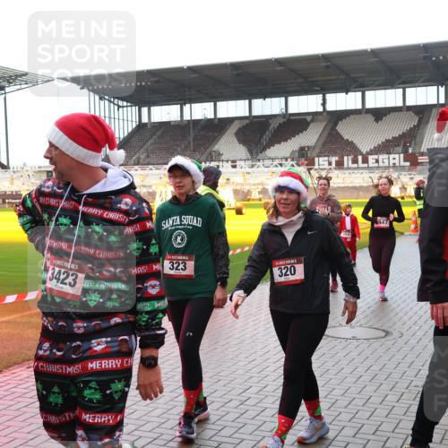 07.12.2025 - St. Pauli X-Mass-Run No. 15 Luisa Fischer http://msf.ph/oto/9387162 07.12.2025 11:44:04 Ziel 15, 3423, 323, 320, 434, 1, 71, 364, 1713, 1949, 1950, 2084, 2116, 2206, 2208, 2441, 2586, 2600, 2971, 3403, 3404, 3423, 3434, 3447, 3453, 3465, 3466, 3467, 3621, 3622, 3623, 3625, 3654, 3676, 3733, 3735, 3769, 3827, 3882, 3884, 3917, 4603, 4604, 4817, 4828, 4842, 5001, 5002 meine-sportfotos.de