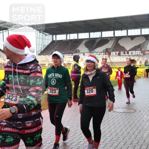 07.12.2025 - St. Pauli X-Mass-Run No. 15 Luisa Fischer http://msf.ph/oto/9387164 07.12.2025 11:44:04 Ziel 15, 3423, 323, 15, 320, 2971, 1, 71, 364, 1713, 1949, 1950, 2084, 2116, 2206, 2208, 2441, 2586, 2600, 2971, 3403, 3404, 3423, 3434, 3447, 3453, 3465, 3466, 3467, 3621, 3622, 3623, 3625, 3654, 3676, 3733, 3735, 3769, 3827, 3882, 3884, 3917, 4603, 4604, 4817, 4828, 4842, 5001, 5002 meine-sportfotos.de