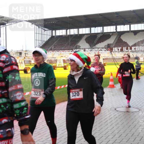 07.12.2025 - St. Pauli X-Mass-Run No. 15 Luisa Fischer http://msf.ph/oto/9387178 07.12.2025 11:44:04 Ziel 3423, 323, 320, 2971, 47, 1, 71, 364, 1713, 1949, 1950, 2084, 2116, 2206, 2208, 2441, 2586, 2600, 2971, 3403, 3404, 3423, 3434, 3447, 3453, 3465, 3466, 3467, 3621, 3622, 3623, 3625, 3654, 3676, 3733, 3735, 3769, 3827, 3882, 3884, 3917, 4603, 4604, 4817, 4828, 4842, 5001, 5002 meine-sportfotos.de
