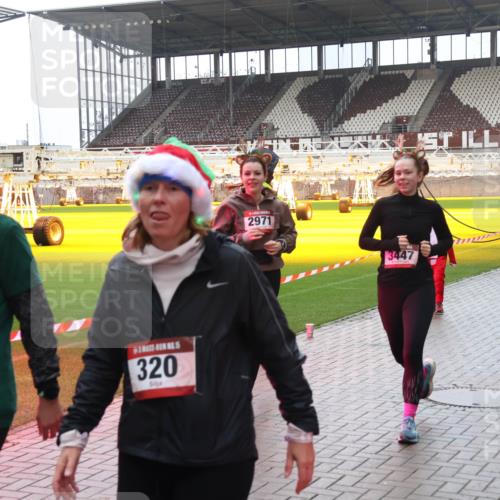 07.12.2025 - St. Pauli X-Mass-Run No. 15 Luisa Fischer http://msf.ph/oto/9387179 07.12.2025 11:44:05 Ziel 323, 320, 2971, 3447, 2600, 1, 71, 364, 1713, 1949, 1950, 2084, 2116, 2206, 2208, 2441, 2586, 2600, 2971, 3403, 3404, 3423, 3434, 3447, 3453, 3465, 3466, 3467, 3621, 3622, 3623, 3625, 3654, 3676, 3733, 3735, 3769, 3827, 3882, 3884, 3917, 4603, 4604, 4817, 4828, 4842 meine-sportfotos.de