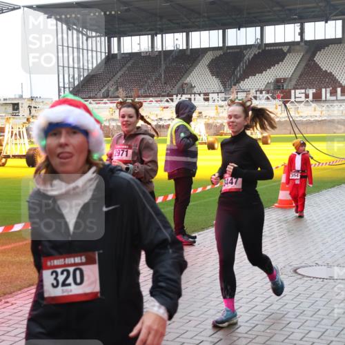 07.12.2025 - St. Pauli X-Mass-Run No. 15 Luisa Fischer http://msf.ph/oto/9387181 07.12.2025 11:44:05 Ziel 320, 2971, 3447, 554, 2600, 258, 1, 71, 364, 1713, 1949, 1950, 2084, 2116, 2206, 2208, 2441, 2586, 2600, 2971, 3403, 3404, 3423, 3434, 3447, 3453, 3465, 3466, 3467, 3621, 3622, 3623, 3625, 3654, 3676, 3733, 3735, 3769, 3827, 3882, 3884, 3917, 4603, 4604, 4817, 4828, 4842 meine-sportfotos.de