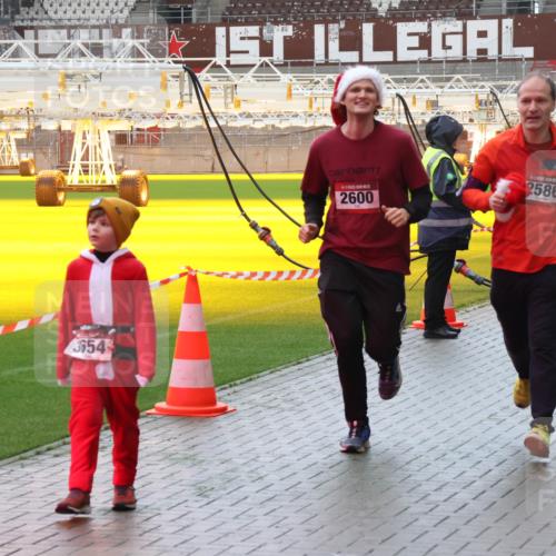 07.12.2025 - St. Pauli X-Mass-Run No. 15 Luisa Fischer http://msf.ph/oto/9387190 07.12.2025 11:44:07 Ziel 3654, 2600, 2586, 71, 364, 1713, 1949, 1950, 2084, 2116, 2206, 2208, 2441, 2586, 2600, 2971, 3403, 3404, 3423, 3434, 3447, 3453, 3465, 3466, 3467, 3622, 3623, 3654, 3676, 3733, 3735, 3769, 3827, 3882, 3884, 3917, 3927, 4603, 4604, 4817, 4828, 4842 meine-sportfotos.de