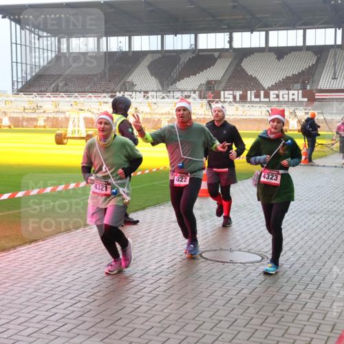 07.12.2025 - St. Pauli X-Mass-Run No. 15 Luisa Fischer http://msf.ph/oto/9387207 07.12.2025 10:22:23 Ziel 4321, 322, 4323, 1371, 1488, 2817, 2818, 2819, 2927, 2944, 2945, 2997, 3431, 3736, 3999, 4000, 4158, 4169, 4170, 4321, 4322, 4323, 4415, 4774 meine-sportfotos.de