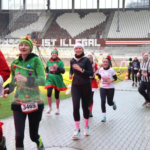 07.12.2025 - St. Pauli X-Mass-Run No. 15 Luisa Fischer http://msf.ph/oto/9387216 07.12.2025 11:44:16 Ziel 3466, 3465, 1, 2116, 345, 3827, 71, 364, 999, 1713, 1949, 1950, 2084, 2116, 2206, 2208, 2434, 2441, 2586, 2600, 2971, 3403, 3404, 3423, 3434, 3447, 3453, 3465, 3466, 3467, 3654, 3733, 3735, 3769, 3882, 3884, 3917, 3919, 3927, 3928, 3929, 4603 meine-sportfotos.de