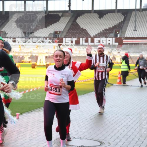 07.12.2025 - St. Pauli X-Mass-Run No. 15 Luisa Fischer http://msf.ph/oto/9387225 07.12.2025 11:44:18 Ziel 3453, 3827, 71, 364, 999, 1713, 1949, 1950, 2084, 2116, 2206, 2208, 2434, 2441, 2586, 2600, 2971, 3403, 3404, 3423, 3434, 3447, 3453, 3465, 3466, 3467, 3733, 3735, 3769, 3882, 3884, 3917, 3919, 3927, 3928, 3929, 4603 meine-sportfotos.de