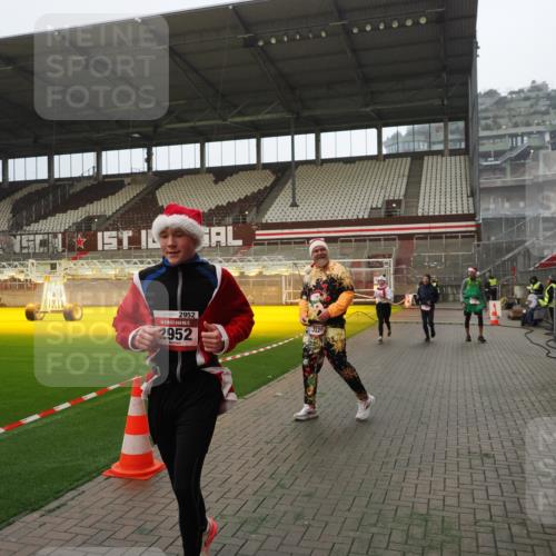 07.12.2025 - St. Pauli X-Mass-Run No. 15 Fabian Wolf http://msf.ph/oto/9387237 07.12.2025 10:17:34 Ziel 1161, 1162, 2688, 2725, 2952, 4114, 4127, 4339 meine-sportfotos.de
