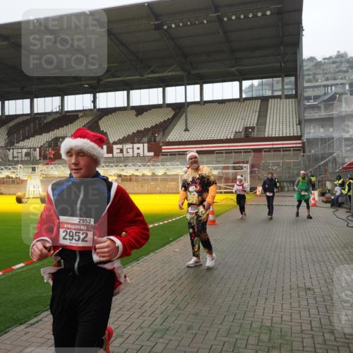 07.12.2025 - St. Pauli X-Mass-Run No. 15 Fabian Wolf http://msf.ph/oto/9387241 07.12.2025 10:17:34 Ziel 1161, 1162, 2688, 2725, 2952, 4114, 4127, 4339 meine-sportfotos.de