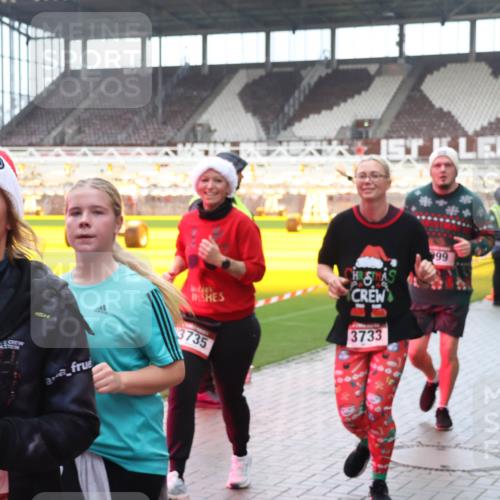 07.12.2025 - St. Pauli X-Mass-Run No. 15 Luisa Fischer http://msf.ph/oto/9387259 07.12.2025 11:44:27 Ziel 1950, 99, 3733, 3735, 71, 364, 365, 999, 1713, 1949, 1950, 2084, 2116, 2434, 2436, 2441, 2586, 2600, 2971, 3086, 3403, 3404, 3447, 3453, 3465, 3466, 3467, 3733, 3735, 3769, 3829, 3830, 3831, 3845, 3882, 3884, 3919, 3927, 3928, 3929, 4003, 4603 meine-sportfotos.de