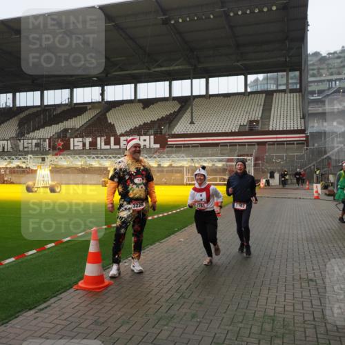 07.12.2025 - St. Pauli X-Mass-Run No. 15 Fabian Wolf http://msf.ph/oto/9387264 07.12.2025 10:17:37 Ziel 1161, 1162, 2688, 2725, 2952, 4127, 4339 meine-sportfotos.de
