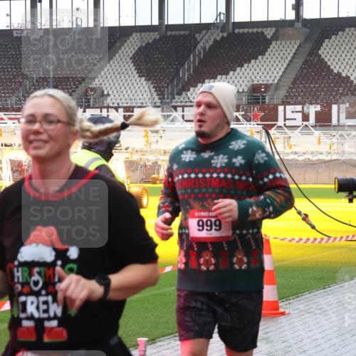 07.12.2025 - St. Pauli X-Mass-Run No. 15 Luisa Fischer http://msf.ph/oto/9387267 07.12.2025 11:44:28 Ziel 999, 71, 364, 365, 999, 1949, 1950, 2084, 2116, 2434, 2436, 2441, 2586, 2600, 2971, 3086, 3403, 3404, 3447, 3453, 3465, 3466, 3467, 3733, 3735, 3769, 3829, 3830, 3831, 3845, 3882, 3884, 3919, 3927, 3928, 3929, 4003, 4603 meine-sportfotos.de