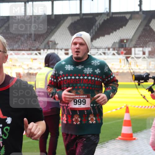 07.12.2025 - St. Pauli X-Mass-Run No. 15 Luisa Fischer http://msf.ph/oto/9387268 07.12.2025 11:44:29 Ziel 999, 15, 71, 365, 999, 1949, 1950, 2084, 2116, 2434, 2436, 2441, 2586, 2600, 2971, 3086, 3403, 3404, 3447, 3453, 3465, 3466, 3467, 3733, 3735, 3769, 3829, 3830, 3831, 3845, 3882, 3884, 3919, 3927, 3928, 3929, 4003, 4603 meine-sportfotos.de