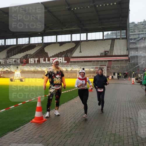 07.12.2025 - St. Pauli X-Mass-Run No. 15 Fabian Wolf http://msf.ph/oto/9387269 07.12.2025 10:17:37 Ziel 1161, 1162, 2688, 2725, 2952, 4127, 4339 meine-sportfotos.de