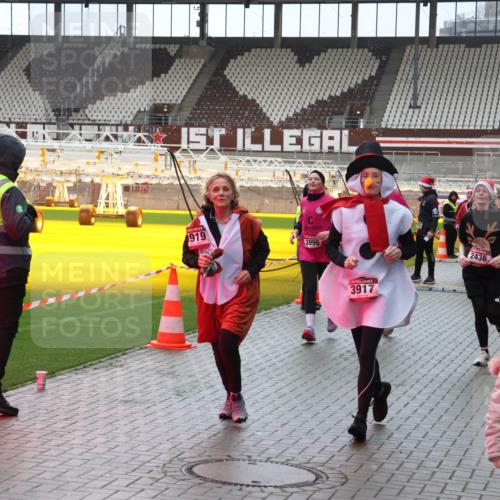 07.12.2025 - St. Pauli X-Mass-Run No. 15 Luisa Fischer http://msf.ph/oto/9387275 07.12.2025 11:44:39 Ziel 6919, 3999, 3917, 2436, 323, 71, 365, 999, 1933, 1949, 1950, 2084, 2116, 2181, 2424, 2434, 2436, 2441, 2586, 2600, 3043, 3086, 3168, 3403, 3404, 3453, 3465, 3466, 3467, 3733, 3735, 3769, 3829, 3830, 3831, 3845, 3882, 3884, 3919, 3927, 3928, 3929, 4003 meine-sportfotos.de
