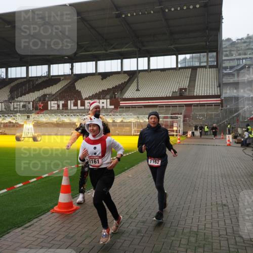 07.12.2025 - St. Pauli X-Mass-Run No. 15 Fabian Wolf http://msf.ph/oto/9387279 07.12.2025 10:17:38 Ziel 1161, 1162, 2688, 2725, 2952, 4127 meine-sportfotos.de