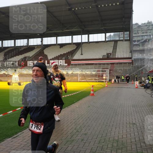07.12.2025 - St. Pauli X-Mass-Run No. 15 Fabian Wolf http://msf.ph/oto/9387287 07.12.2025 10:17:39 Ziel 1161, 1162, 2688, 2725, 2952, 4127 meine-sportfotos.de